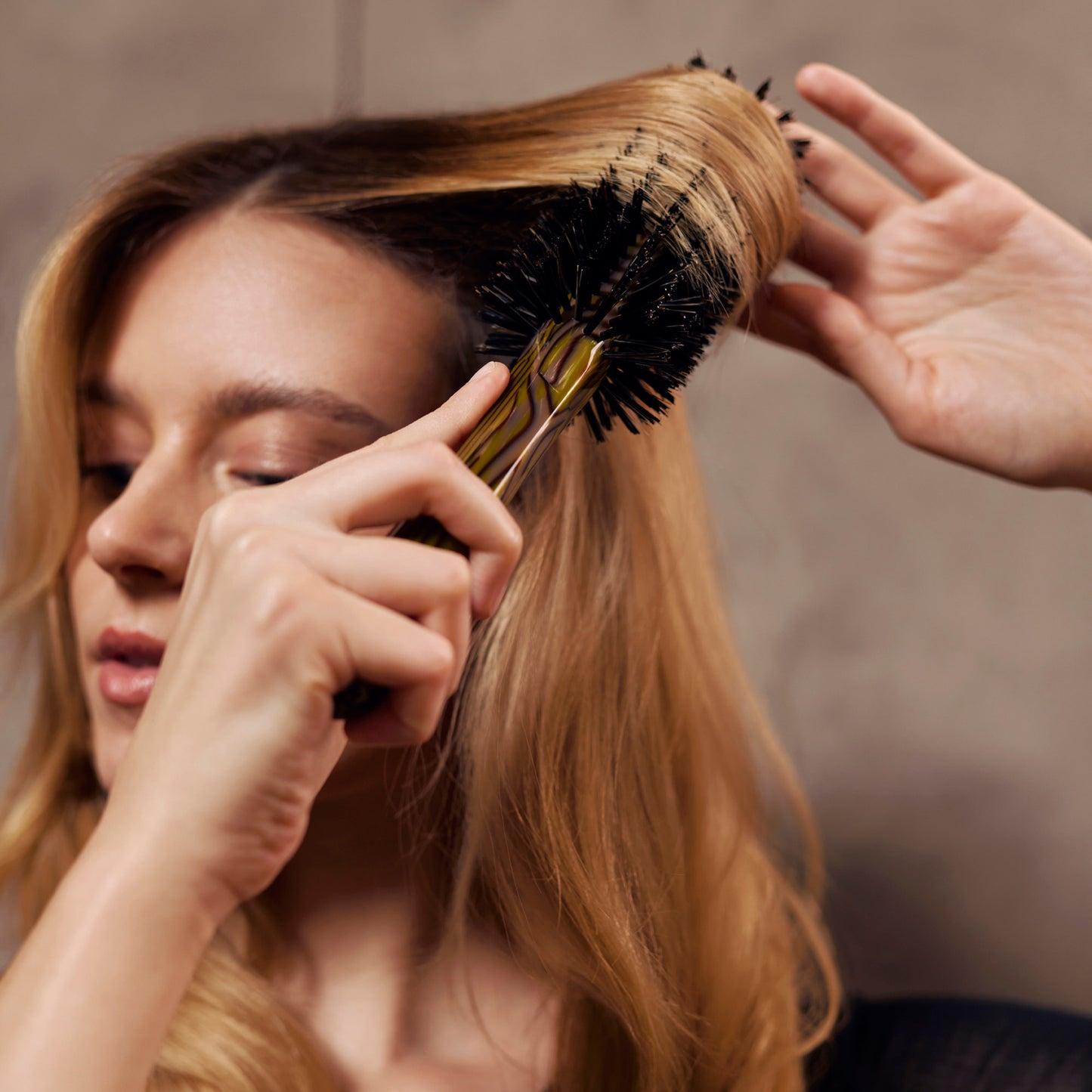 Oribe Italian Resin Medium Round Brush